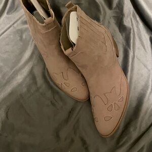 Qupid light tan suede ankle boots NWOT